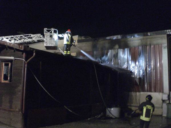 LA STRUTTURA IN LEGNO HA FAVORITO IL POPAGARSI DELLE FIAMME