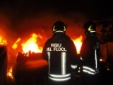 IN FIAMME CAPANNONE AGRICOLO. PER I VIGILI DEL FUOCO GRANDE LAVORO