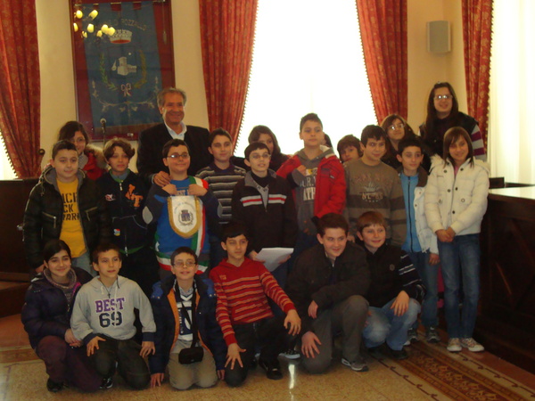 LA PRIMA CLASSE DELLA SCUOLA AMORE VISITA IL MUNICIPIO