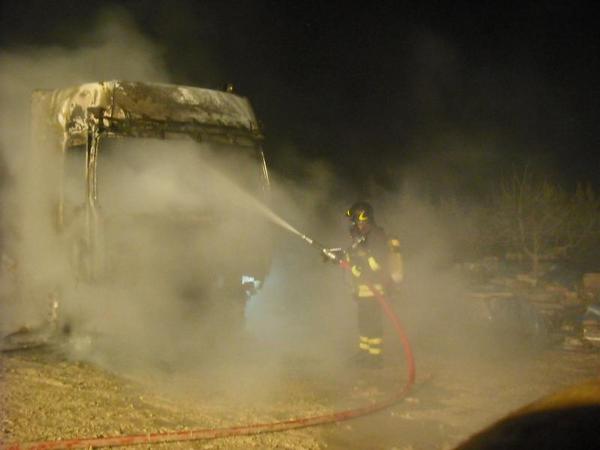 I VIGILI DEL FUOCO HANNO LAVORATO TUTTA  LA NOTTE IN UN’AZIENDA DI TRASPORTI