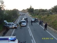 UN MORTO E 4 FERITI NELLO SCONTRO FRONTALE TRA DUE AUTO