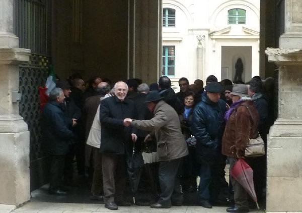 DAVANTI ALLA PREFETTURA DEPUTATI E DIRIGENTI DEL PD CONTRO IL GOVERNO