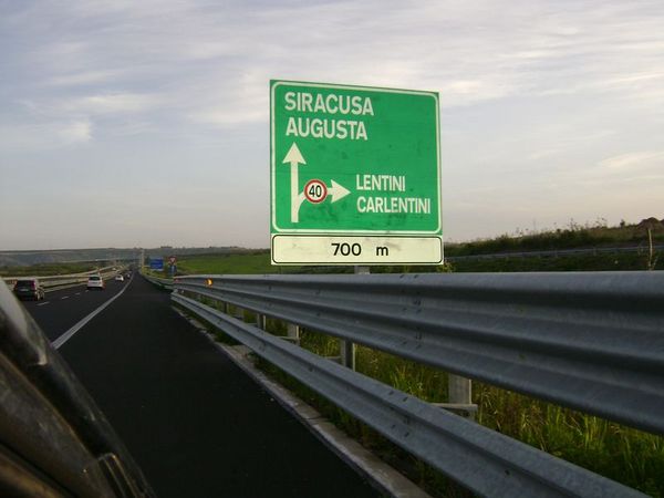 CARENTE E FUORVIANTE LA SEGNALETICA SULLA CATANIA-SIRACUSA