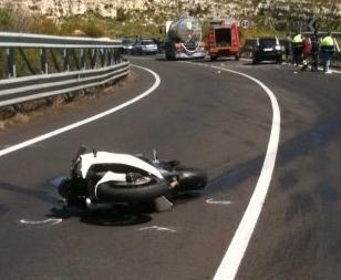 MUORE MOTOCICLISTA DI 25 ANNI ALTRI DUE GIOVANI FERITI