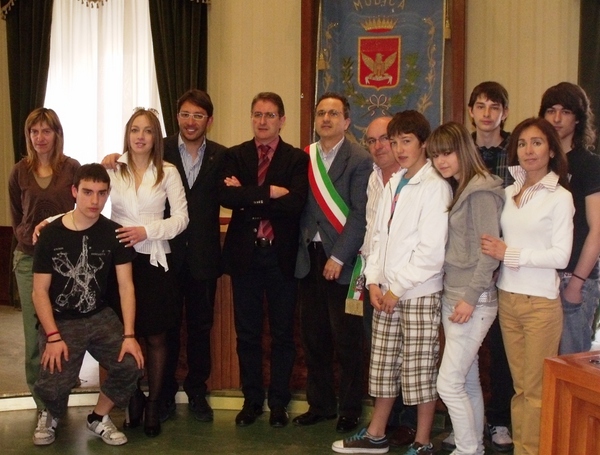 SINDACO E VICE SINDACO FANNO GLI ONORI DI CASA
