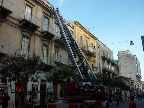 CORNICIONE PERICOLANTE E SPETTACOLARE MESSA IN SICUREZZA