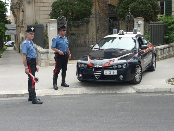 I MILITARI LO HANNO PESCATO ALLA GUIDA DI UNA LANCIA Y