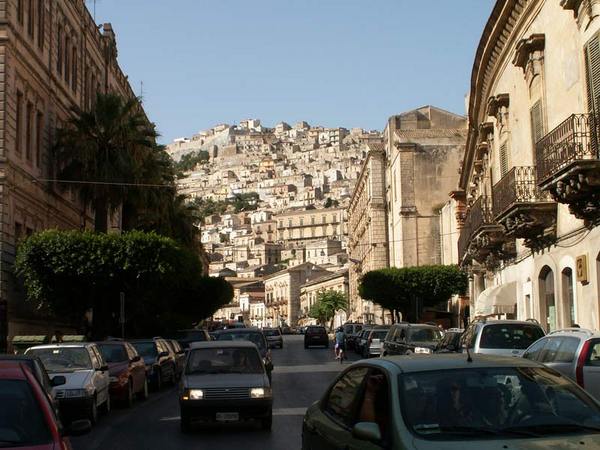 PASSEGGIARE “SEDUTO” O UTILIZZARE I MEZZI PUBBLICI? QUESTA LA VERA DICOTOMIA!