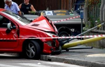 AUTO CONTRO PALO DELLA LUCE IN VIA ROCCIOLA SCROFANI