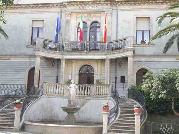 PROTESTA IL SINDACO NICASTRO PER IL GUASTO SUL COLLEGAMENTO ADSL PER CHIARAMONTE