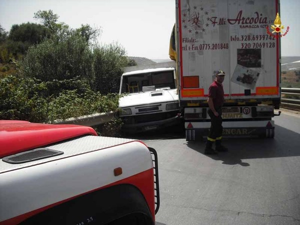 INTERVENTO DEI  VIGILI DEL FUOCO PER LIBERARE LA STRADA