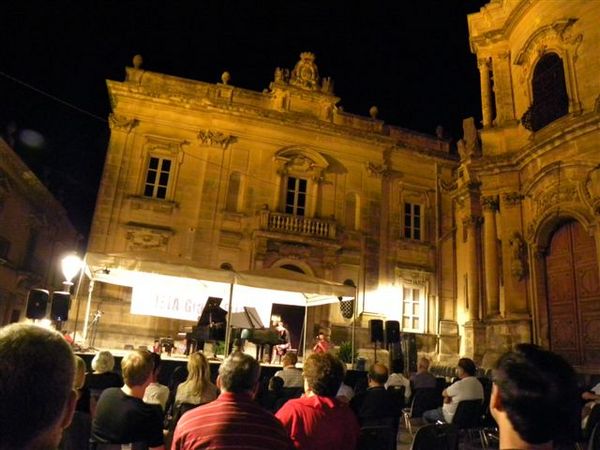 PROSEGUONO INTANTO IN PIAZZA POLA LE ESIBIZIONI DEI CONCORRENTI