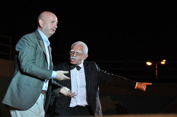 UN DIVERTIMENTO DIROMPENTE DAL PALCO DI ZELIG A RAGUSA