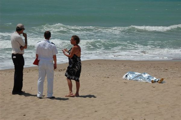 TRAGEDIA DEL MARE NEL RAGUSANO ANNEGANO DUE GIOVANI