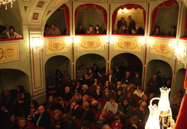L’INCONTRO IL TEATRO LA CURA: MAMMA MIA… !