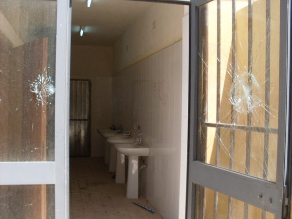 BAGNI PUBBLICI DI SCOGLITTI NEL DEGRADO ASSOLUTO