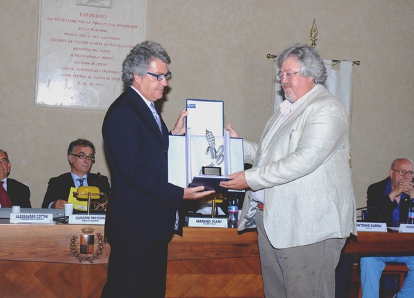 A RITIRARE IL PREMIO IL DIRETTORE GIANNI MOLE’