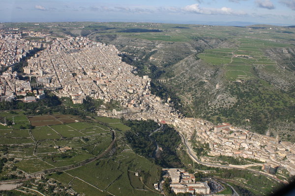 PASSO INDIETRO SULLA CIRCONVALLAZIONE DI IBLA