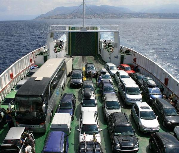 Blocco dei viaggiatori traghetti e navi a Messina e in altri porti siciliani. Spostamenti solo per lavoro e salute