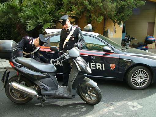 Sorpresi dai Carabinieri mentre smontavano scooter rubati: arrestato 26enne e  denunciato il complice