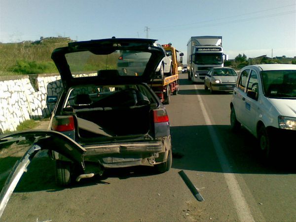 DUE FERITI IN UNA CARAMBOLA DI AUTO