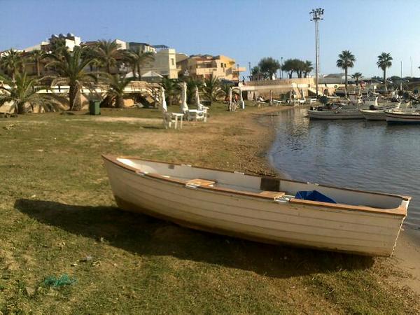 PORTO SCOGLITTI, AVVIATI LAVORI PULIZIA BATTIGIA AREA PICCOLA PESCA