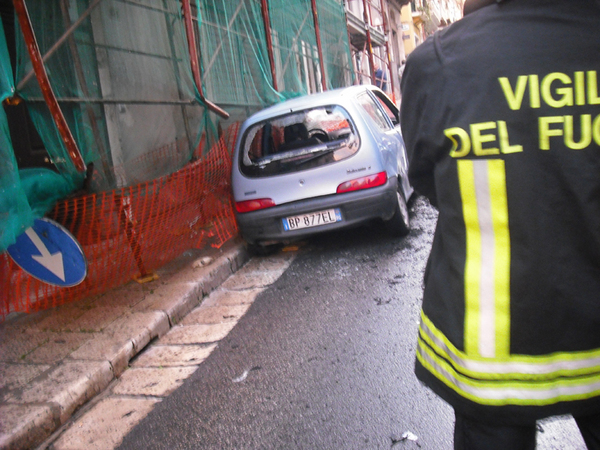 ANZIANO FORSE COLTO DA MALORE  INVESTE UN PONTEGGIO EDILE