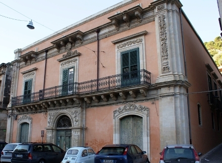 PALAZZO MONCADA   FINALMENTE LIBERO DALLE IMPALCATURE