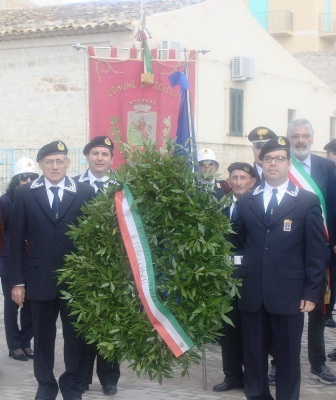 CORONE DI FIORI DEPOSTE DAL SINDACO SUI MONUMENTI AI CADUTI