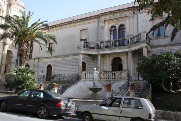 I VIGILI URBANI IN BORGHESE E CON L’AUTO DEL SINDACO IN GIRO PER LA CITTA’