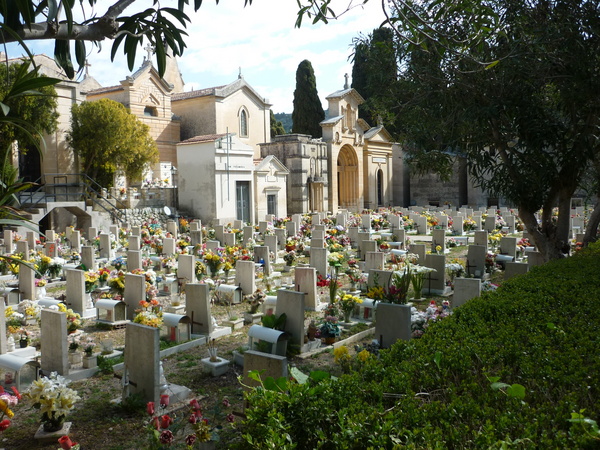 DA TRADIZIONE SI RIPETE OGGI IL MESTO PELLEGRINAGGIO AI CIMITERI CITTADINI