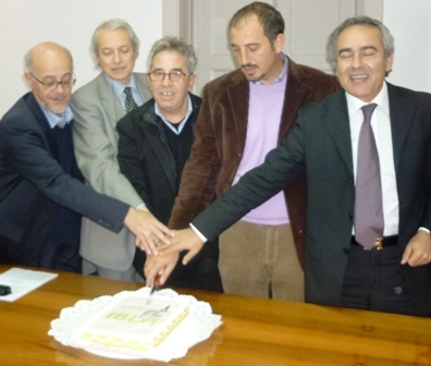 SINDACO ASSOCIAZIONI E PRESIDENTE TAGLIANO LA TORTA DI INIZIO ATTIVITA’