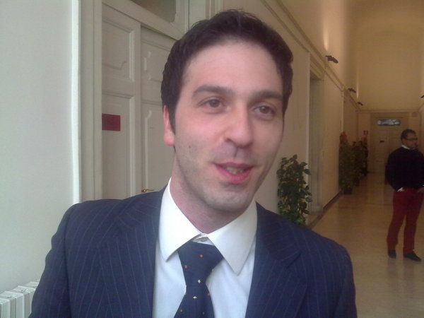 NON CONDIVIDO LA POLITICA DELLE POLTRONE E QUINDI MI DIMETTO