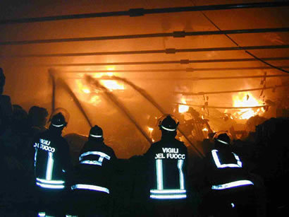Ispica: incendio in un’azienda che produce conserve