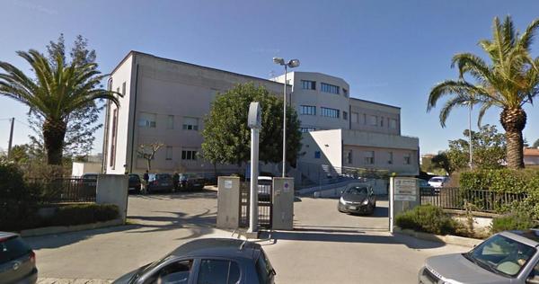 Positivo un medico specialista della Clinica del Mediterraneo. Oltre al paziente con cui non ha avuto contatti