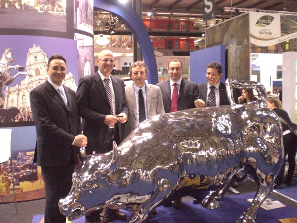 RAGUSA CON IL TORO DI WALL STREET A MILANO