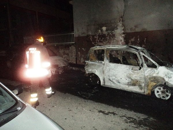 DANNEGGIATE  QUATTRO AUTO PARCHEGGIATE NELLE IMMEDIATE VICINANZE