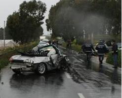 LA PORSCHE DOPO L’IMPATTO CON LA RENAULT E’ SBANDATA PER L’ASFALTO BAGNATO