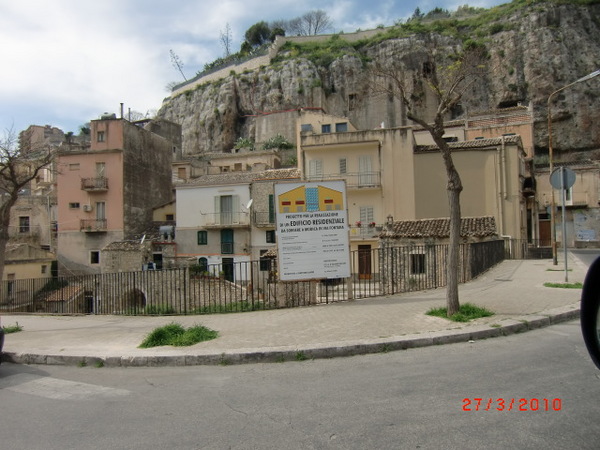 MODICA, INTERROGAZIONE COMUNALE PER LA COSTRUZIONE IN VIA FONTANA