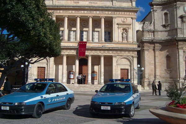 LA POLIZIA DI VITTORIA DENUNZIA TRE PERSONE