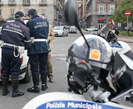 INCIDENTE STRADALE AL POLO COMMERCIALE SERIAMENTE FERITO UN VENTENNE