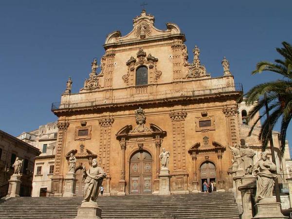 DANNEGGIATO IL LAMPADARIO CENTRALE DEL TEMPIO