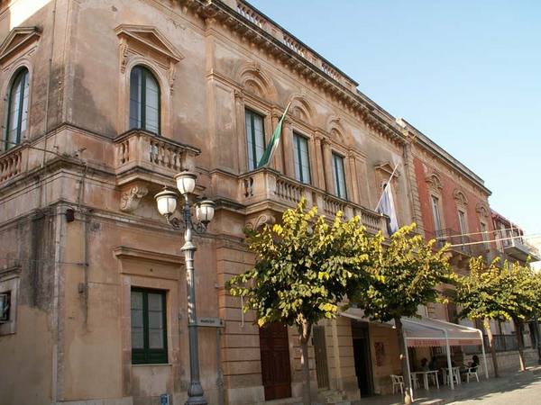 CHE FINE HANNO FATTO GLI ARREDI DELLE PIAZZE PRINCIPALI DI ISPICA?
