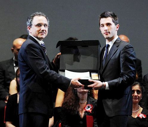 IL SINDACO DI MODICA CONSEGNA UN PREMIO AL CAMPIONE DI SCHERMA GIORGIO AVOLA