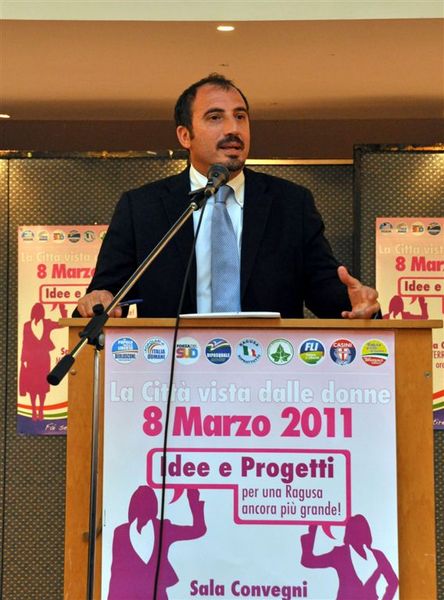 NELLO DIPASQUALE E LA “CONSULENZA” DELLE DONNE