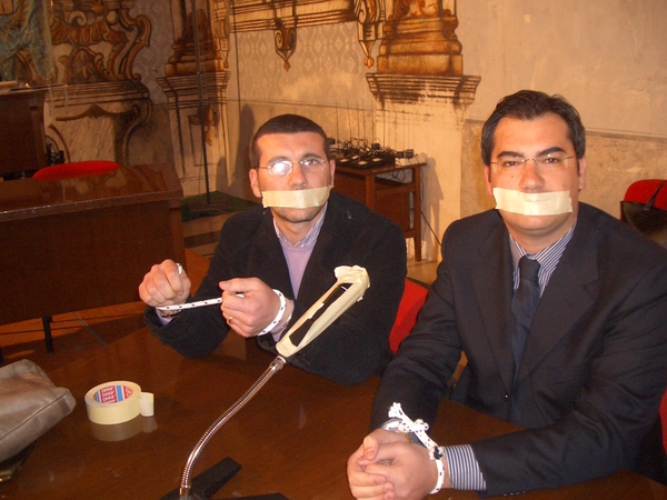 MURAGLIE E ROCCUZZO LEGATI ED IMBAVAGLIATI OCCUPANO L’AULA CONSILIARE