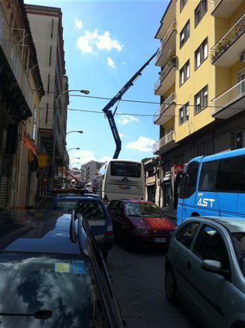 IN SOSTA VIETATA BLOCCA IL TRAFFICO INTERCOMUNALE PER MEZZ’ORA