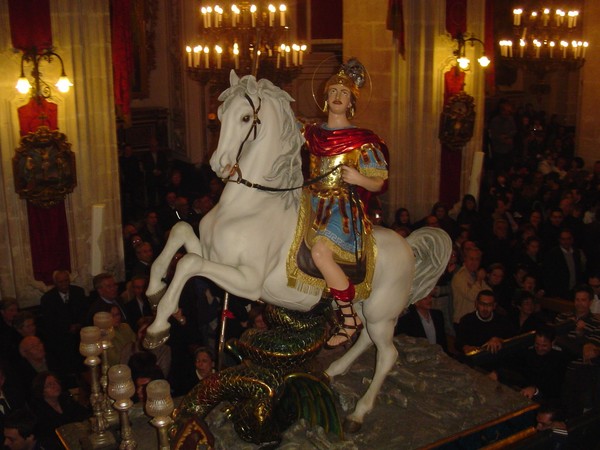 APPLAUSI ALLA CARATTERISTICA “BALLATA” DEL SANTO CAVALIERE