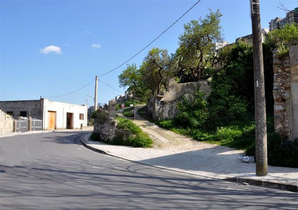 ANZIANO MOTOCICLISTA MUORE IN UN INCIDENTE AUTONOMO VICINO AL CIMITERO
