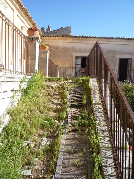 STATO DI ASSOLUTO DEGRADO DELLA STORICA VILLA AGRESTE